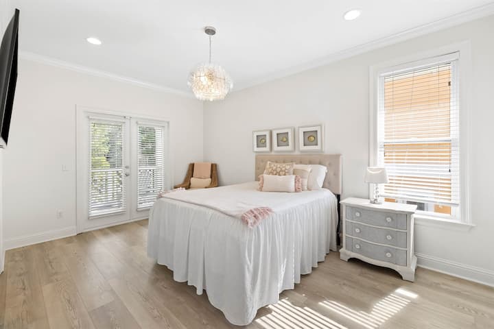 يحدد الباستيل الناعم والفراش الفاخر والضوء الطبيعي هذا المسكن