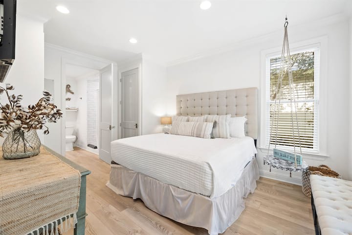 جناح هادئ بألوان ناعمة وضوء طبيعي.