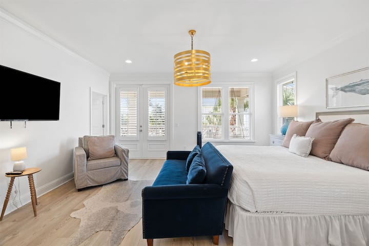 الجلوس والسرير الكبير والوصول إلى الشرفة يجعلها مثالية.