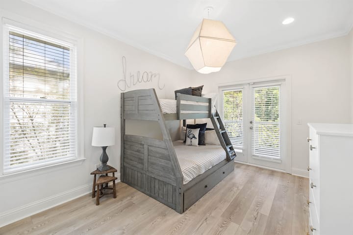 إعداد سرير مزدوج كامل مع أشعة الشمس ومساحة للاسترخاء.