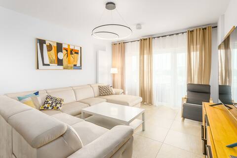 Top Airbnb: Stylish Apartment | Parking | Balcony | 180 m to t in Gmina Międzyzdroje