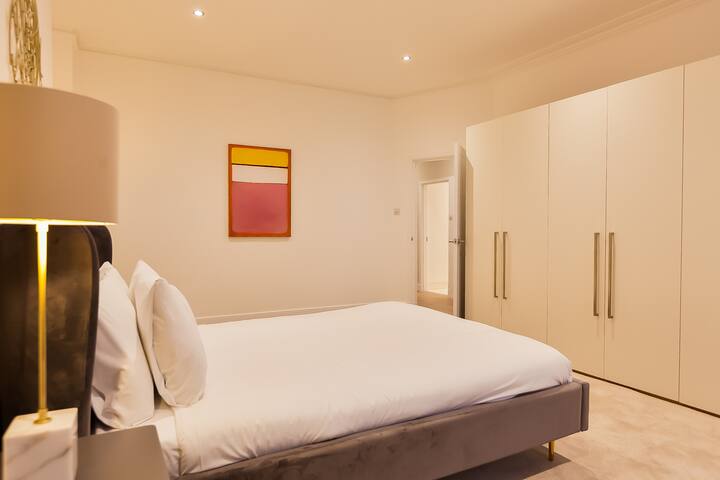 Spacious beautiful 3 bed 2 bath apartment gallery image 3