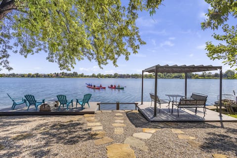 Modern Lakefront Cottage In The City With Hot Tub
