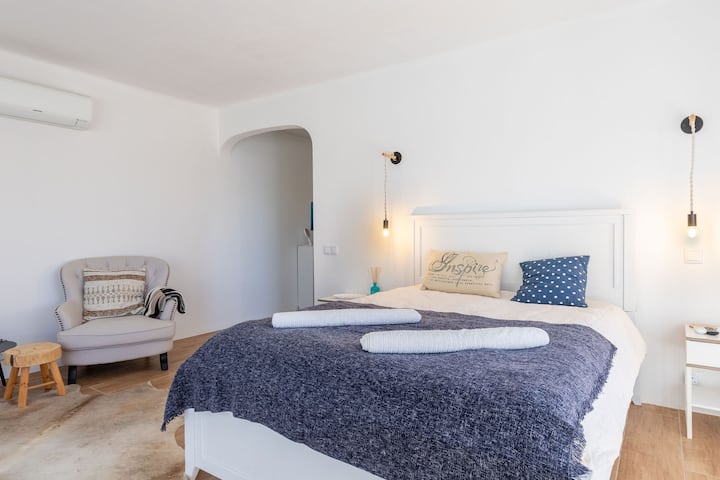 Veliki, svijetli i svijetli glavni apartman s pogledom na bazen, TV-om i klima-uređajem