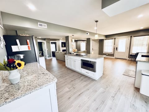 *NEW -25ft to Beach, 2br. Oceanviews.Pool.Hot Tub