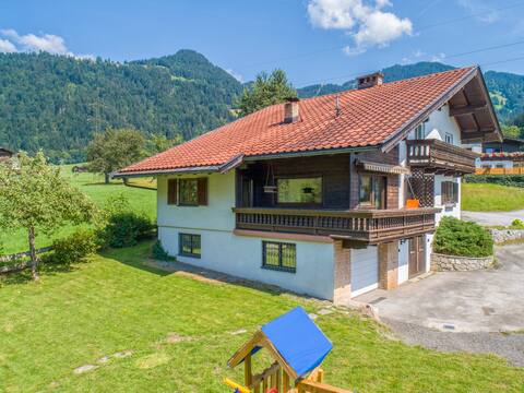 Beautiful group house, ski lift nearby