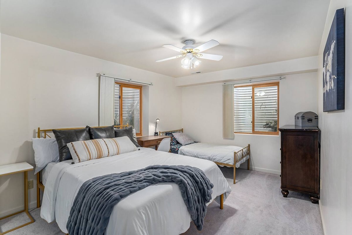 מיטת קווין סייז במרתף ומיטת טווין.