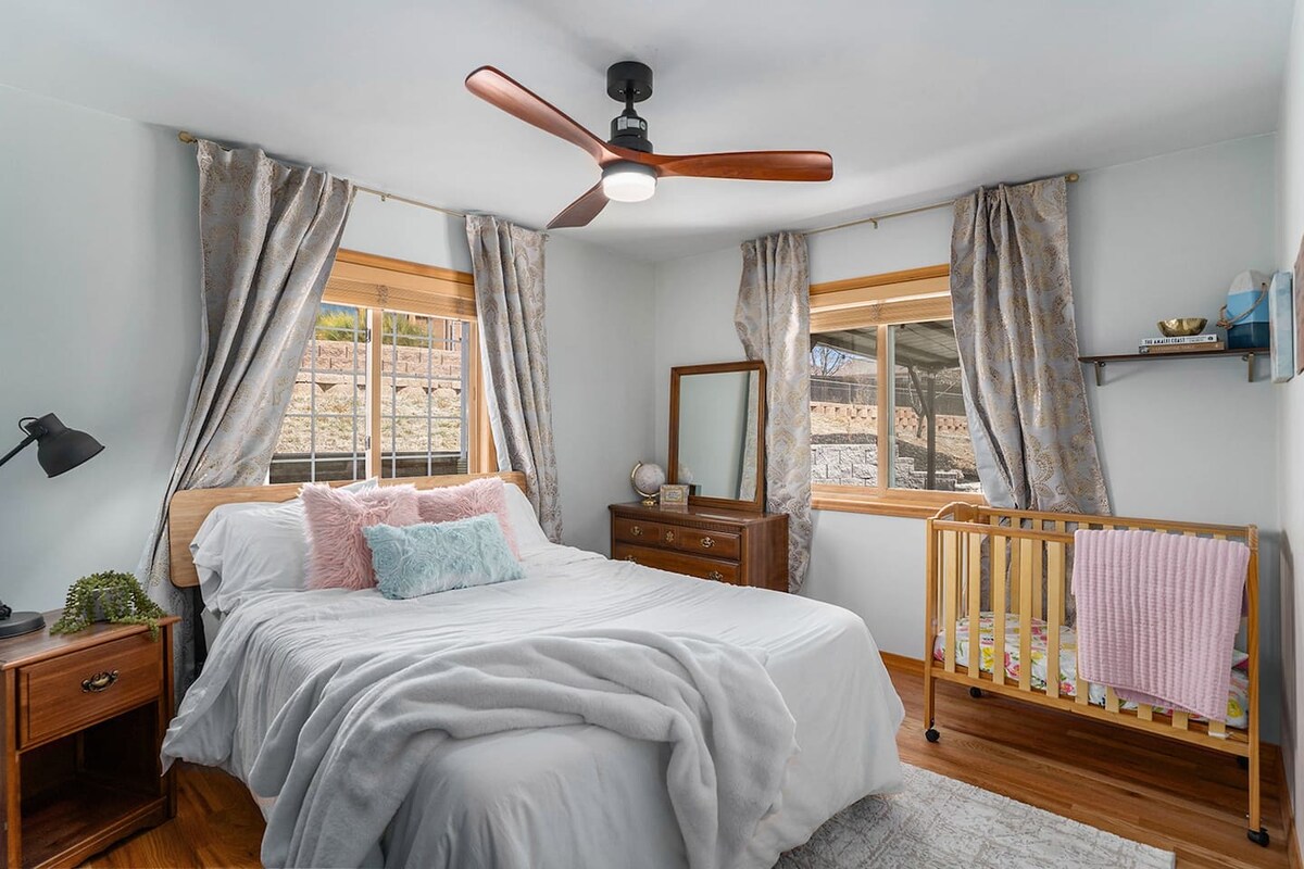 חדר שינה קווין עם עריסה