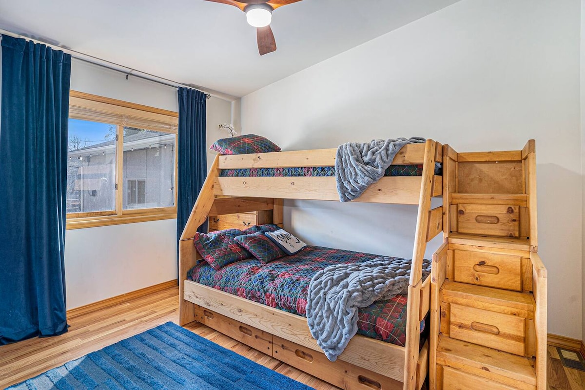 חדר שינה 5. מיטת קומתיים עם מיטה זוגית ומלאה, וגם מיטה זוגית.