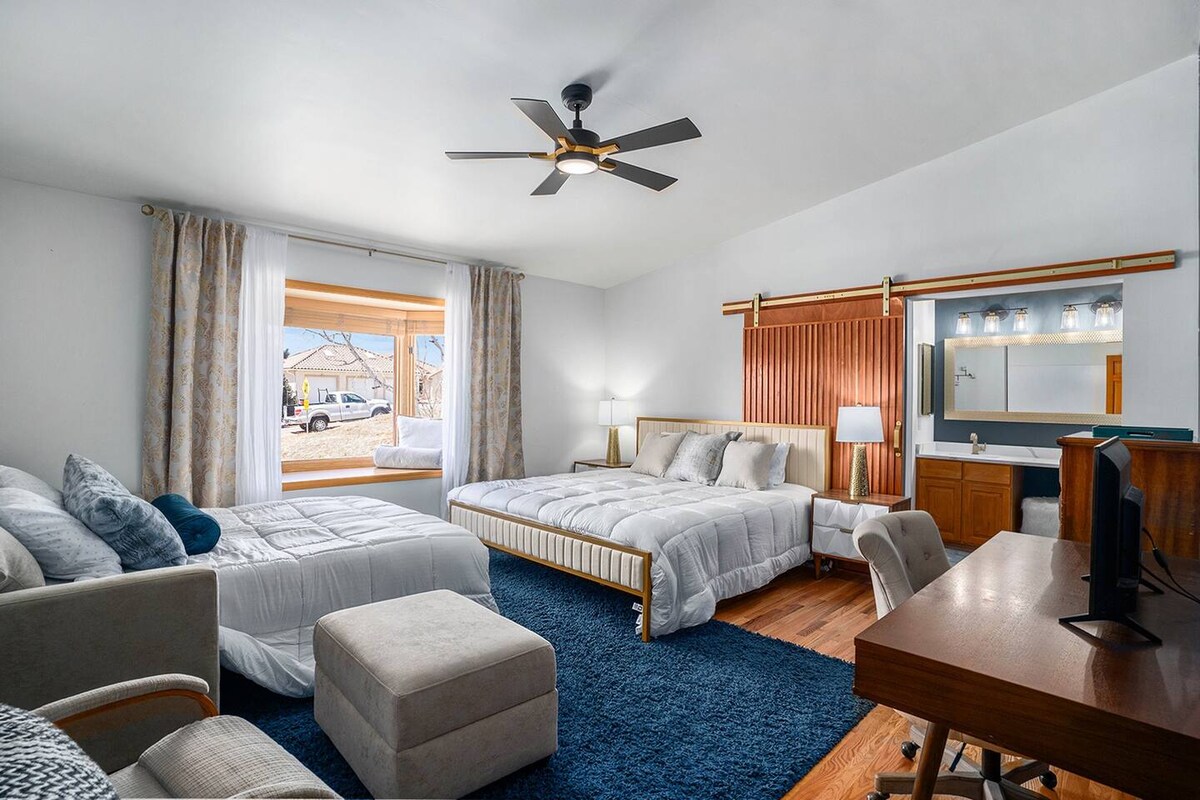 חדר שינה ראשי קינג עם מיטת קווין סייז נפתחת במידת הצורך.