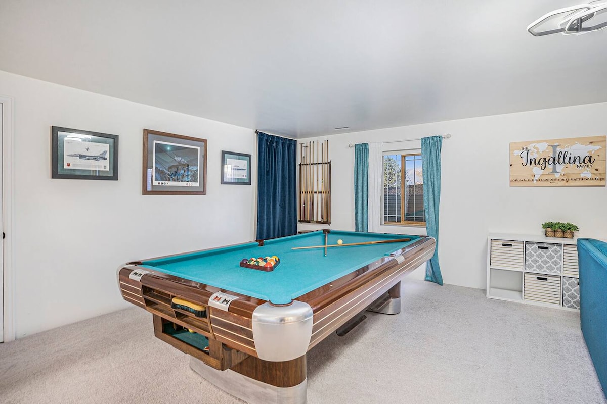 שולחן ביליארד במרתף.