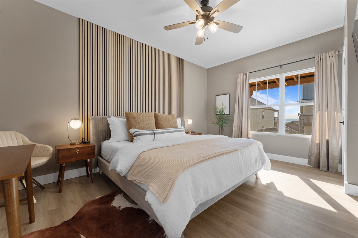 Një dizajn elegant me një krevat dopio "king", dritë natyrale dhe dekor elegant po të pret!