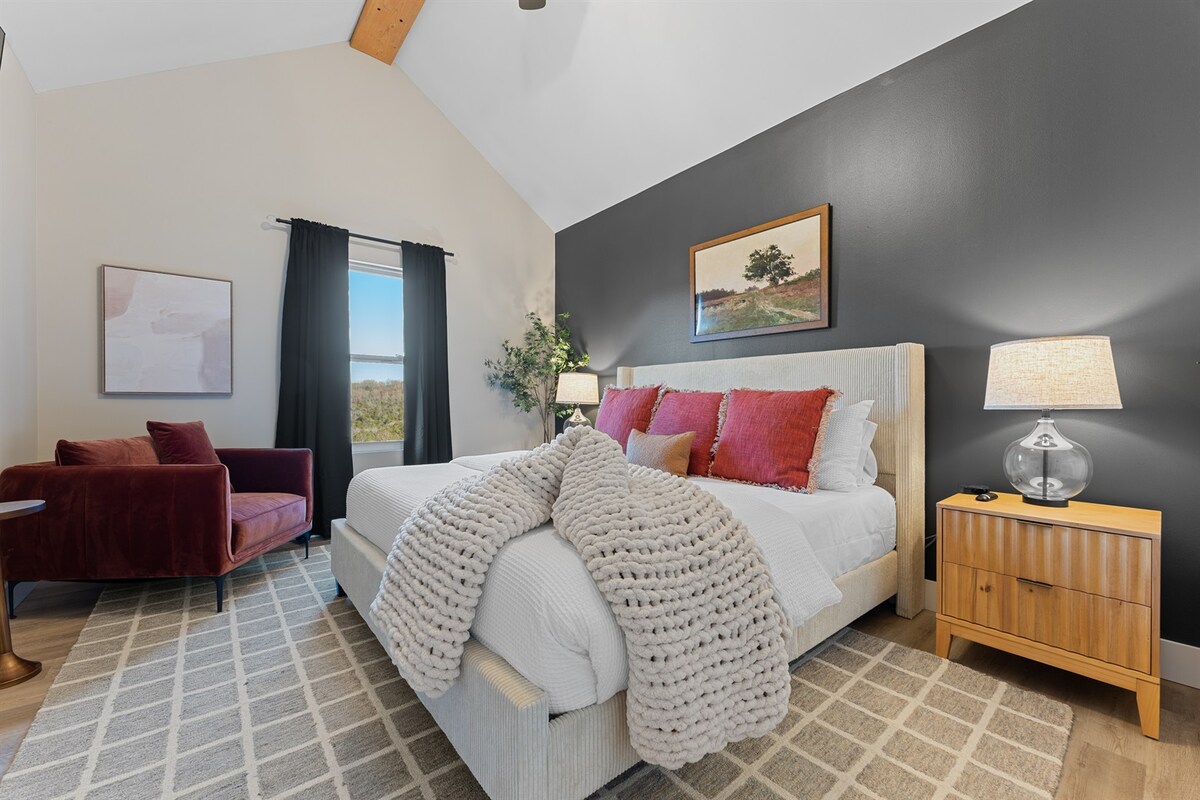 Dhoma e gjumit: Dekor elegant me pamje mbresëlënëse, krevat dopio "king" dhe kolltuk ftues!