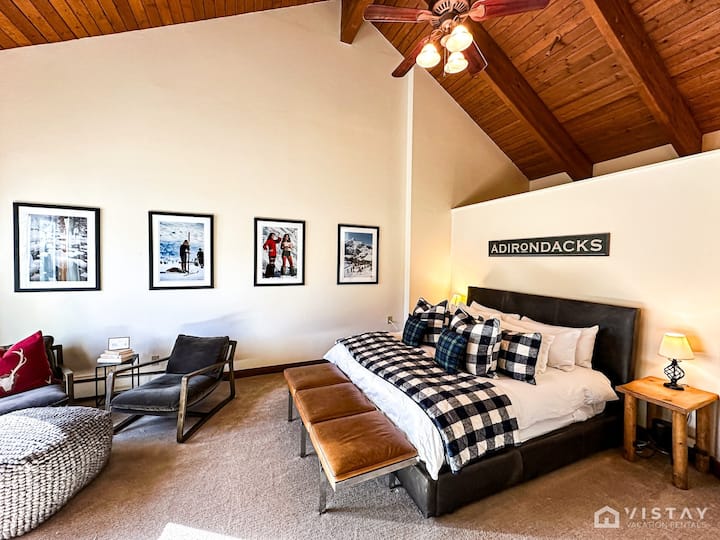 Master Suite inatoa likizo tulivu pamoja na kitanda na viti vyake vya kifahari.