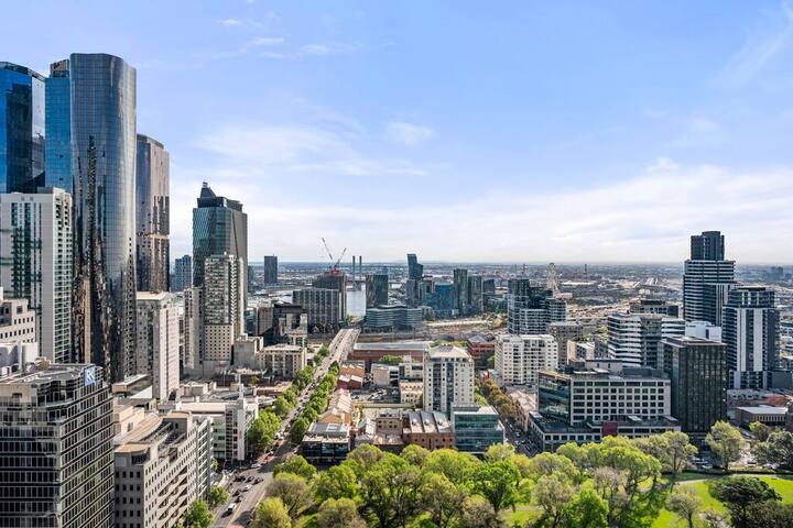 Live Luxe | Breathtaking View – Spacious Apt w/Gym gallery image 4