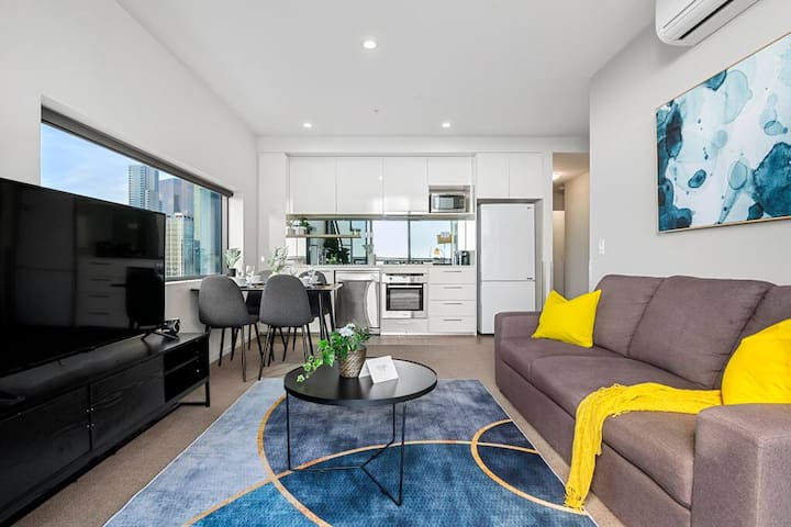 Live Luxe | Breathtaking View – Spacious Apt w/Gym gallery image 2