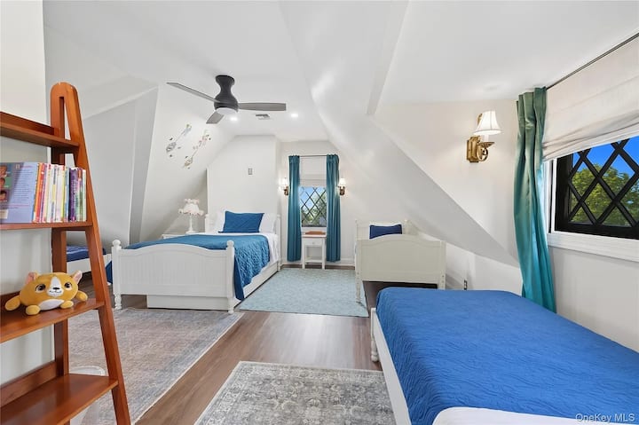 Spálňa č. 9 – 4 manželské postele a 1 posteľ pre dvoch + vysúvacia posteľ