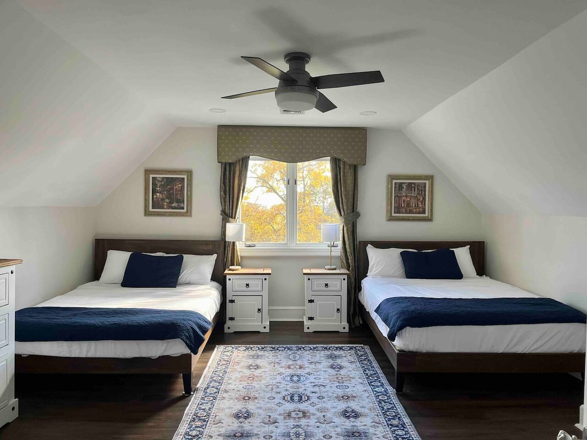 Bedroom #8 - 2 Queen Beds