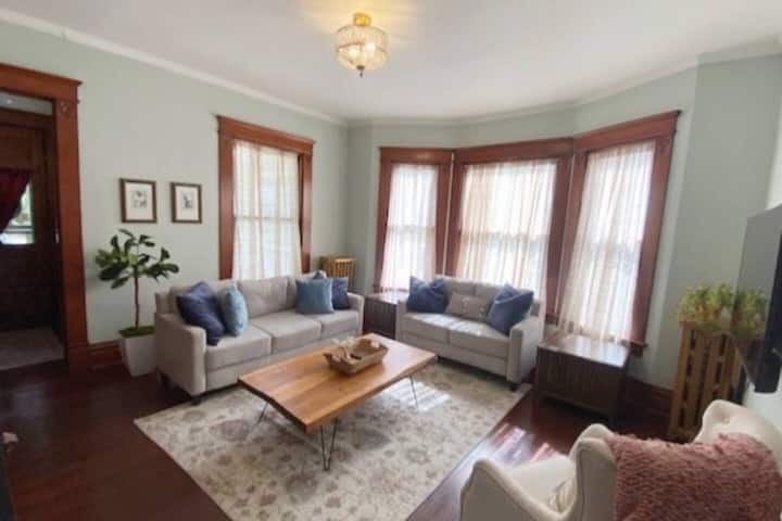 Spacious 3br | King Bed, Kitchen, Central Location - Terre Haute, IN