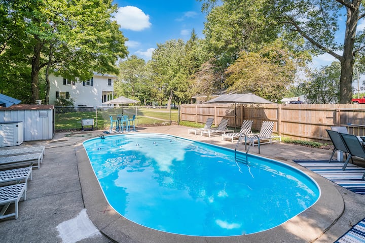 5 Br W/ Hot Tub, Game Room & Heated Pool! - South Haven, MI