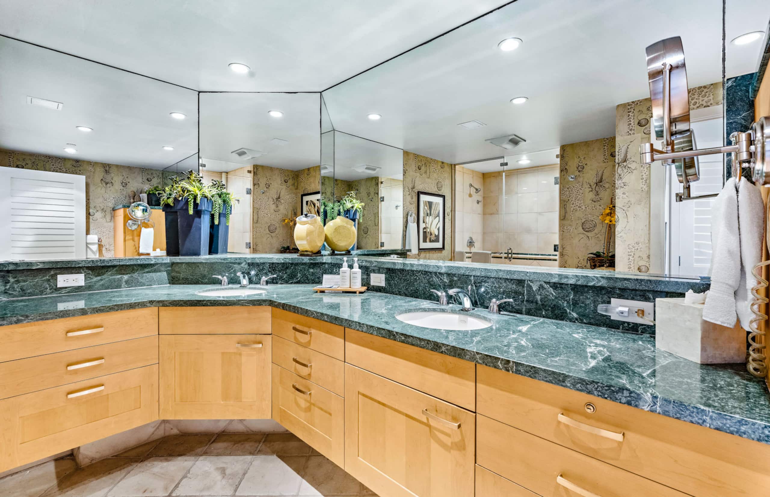 Condo in Lahaina · ★5.0 · 2 bedrooms · 2 beds · 2 baths - Image 22