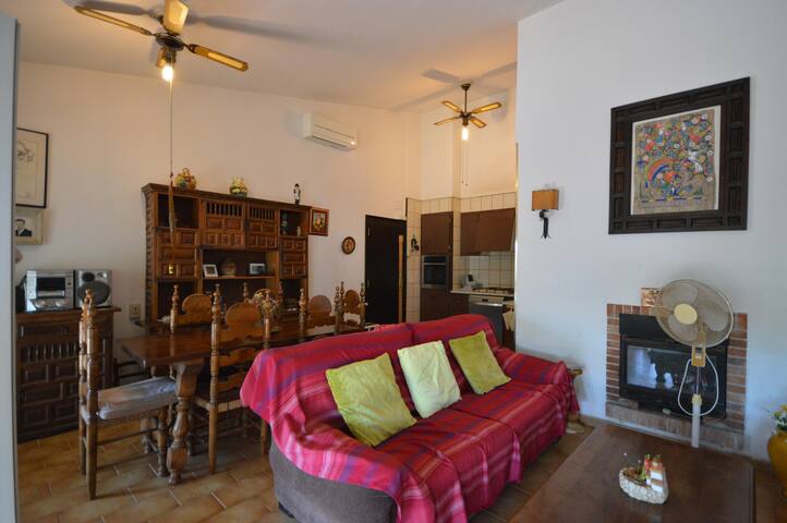 House Olot 68 – A/C, WiFi, garden, private pool, q gallery image 4