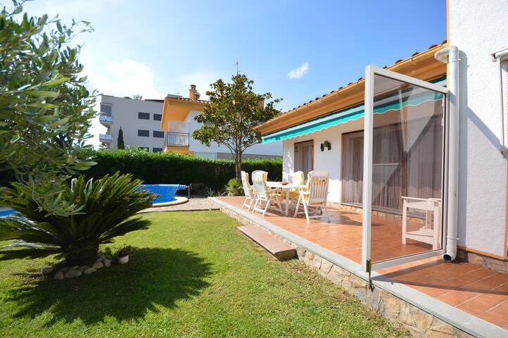 House Olot 68 – A/C, WiFi, garden, private pool, q gallery image 3