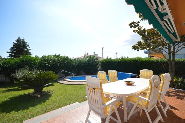 House Olot 68 – A/C, WiFi, garden, private pool, q gallery image 2