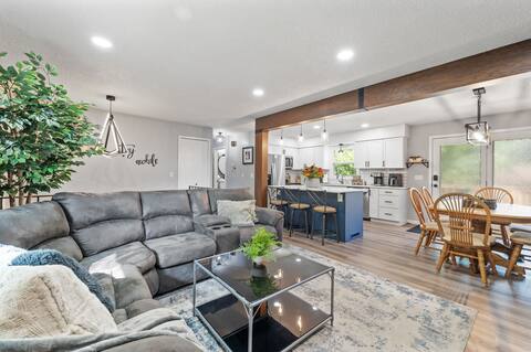 Elm Creek Retreat 5BR in Maple Grove