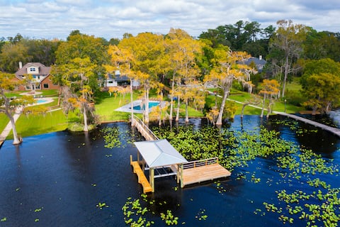 "Waterfront Paradise" Dock, Pool, Boathouse