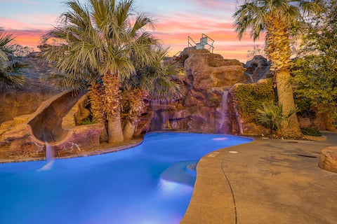 Mollie's Landing: Private Pool + Waterslides