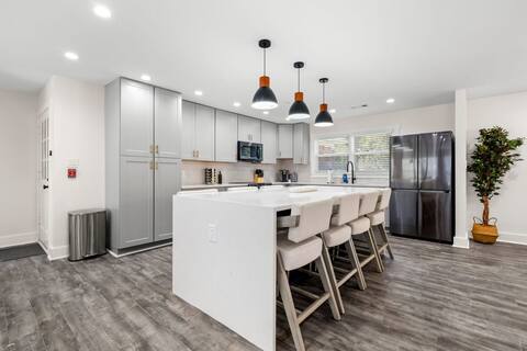 Grand Retreat: Luxury Vacation for Large Groups