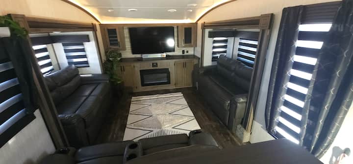 Неверојатна дневна соба со кауч за греење/масажа и 2 кауча за спиење