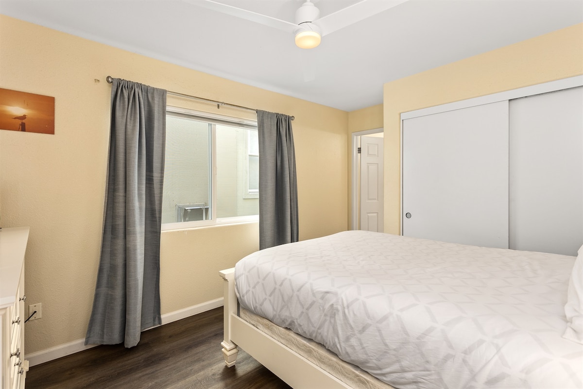 Primarna spavaća soba ima bračni krevet (160x200) sa spojenom kupaonicom