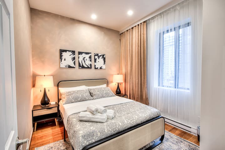 Downtown St Denis 2BR – Oasis Decor High Value VIP gallery image 2