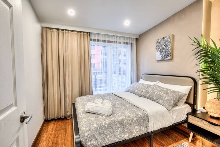 Downtown St Denis 2BR – Oasis Decor High Value VIP gallery image 5