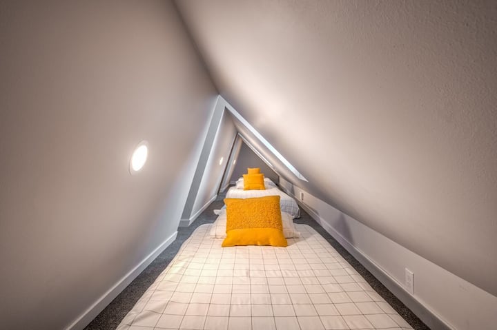 Забавна и странна детска спалня. 3 единични легла 