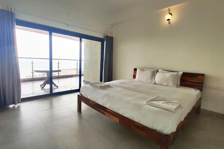 Spavajte sa stilom u prostranoj, sofisticiranoj spavaćoj sobi koja pruža udobnost i mir.