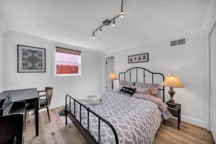 Soveværelse 5 har queensize-dobbeltseng, skrivebord, arkivskab og eget badeværelse.