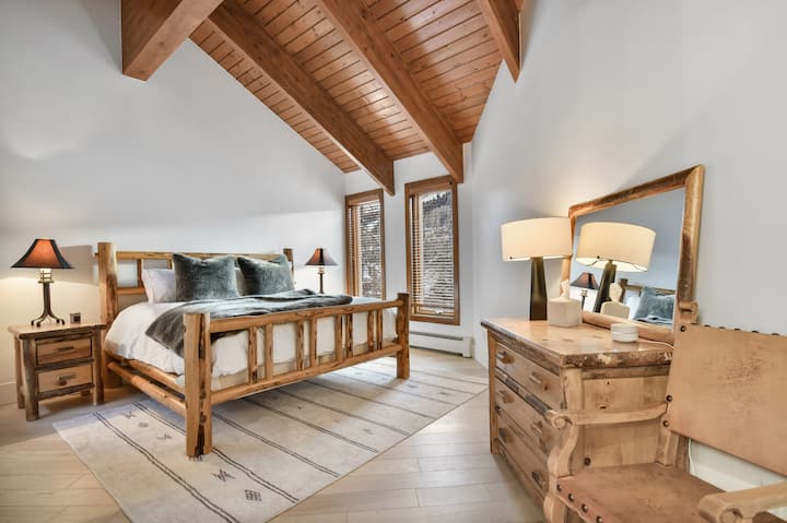 Chambre rustique avec plafonds voûtés en bois et meubles artisanaux pour une ambiance alpine authentique.

Peut accueillir confortablement 2 voyageurs.