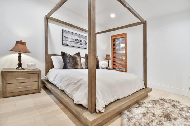 Chambre chic avec un lit à baldaquin, un éclairage chaleureux et un style alpin confortable.

Peut accueillir confortablement 2 voyageurs.