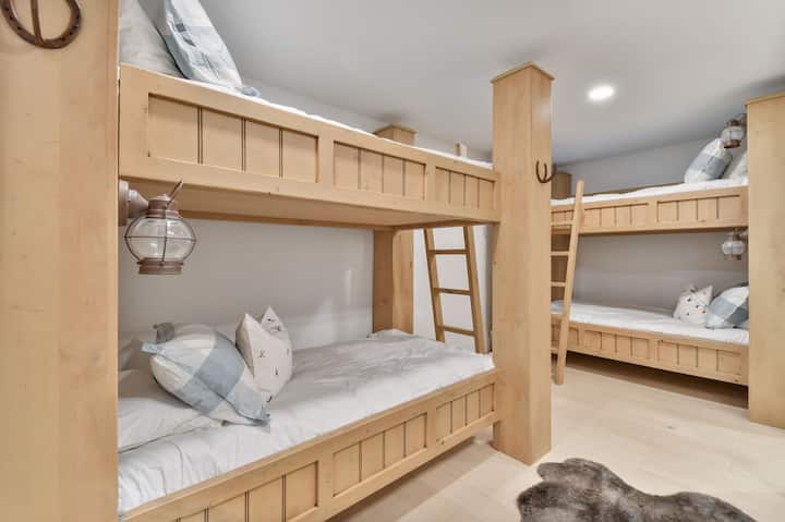 Chambre confortable avec 4 lits simples superposés en bois sur mesure et le charme espiègle d'un chalet de montagne.

Peut accueillir confortablement 4 voyageurs.