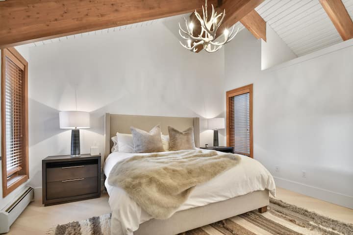 Chambre chaleureuse et accueillante avec des accents en bois, des plafonds voûtés et une touche de charme rustique.