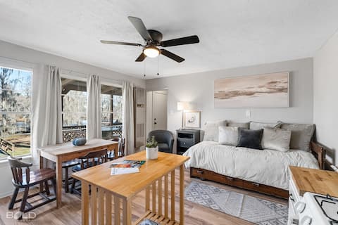 Lakefront Southern Pearl with Kayaks & Canoes