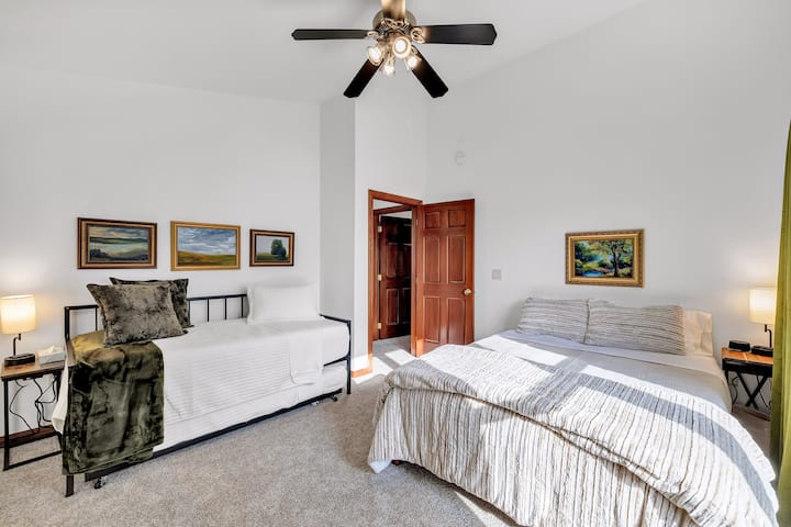 غرفة النوم الثالثة في الطابق العلوي - سرير كبير وسرير مزدوج على سرير مزدوج