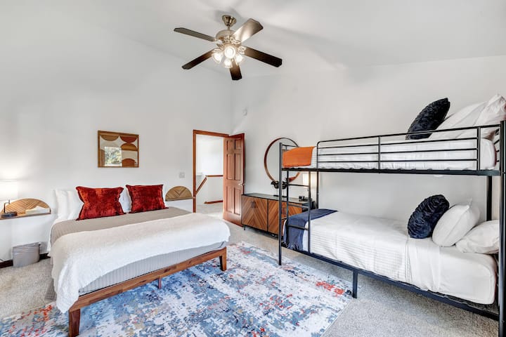 غرفة نوم في الطابق العلوي - سرير كبير وسرير بطابقين