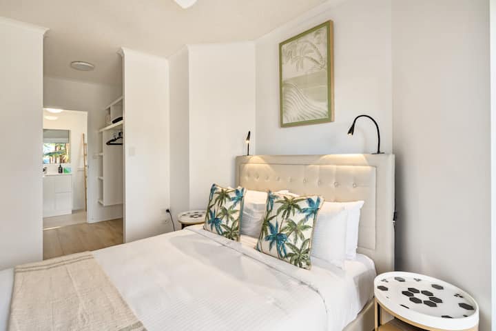 K hlavnému apartmánu je pripojená aj vlastná kúpeľňa.