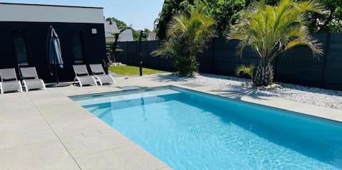 Luxury villa with pool for 10 people