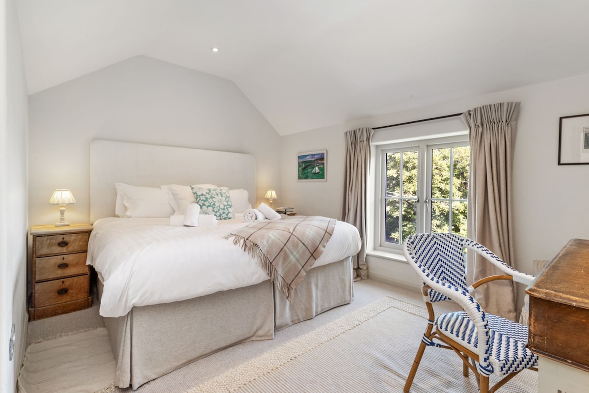 位於Little Haven, Gower的超級加大雙人床臥室