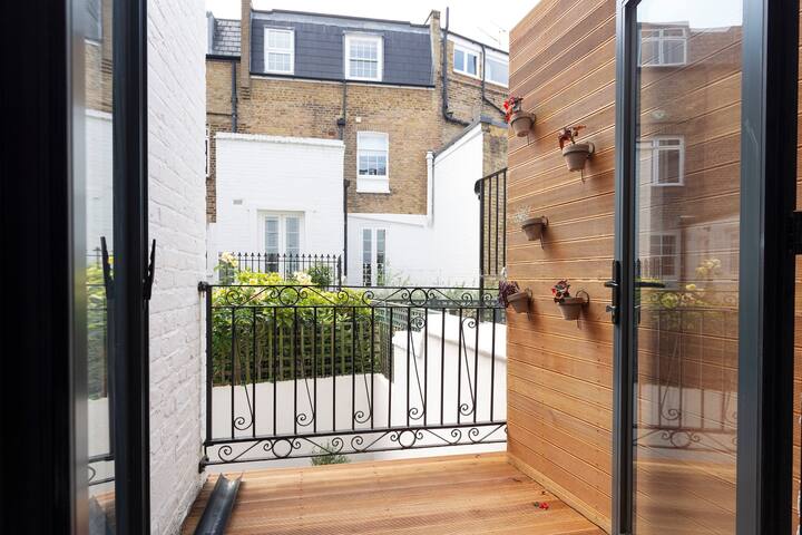 Spacious modern Chelsea 4BD close to Sloane Square gallery image 5